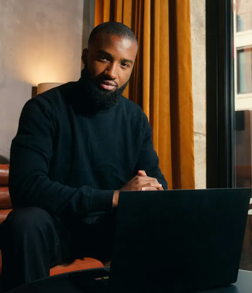 Google Ads Berater bei Skaleup im Strategiegespräch am Laptop