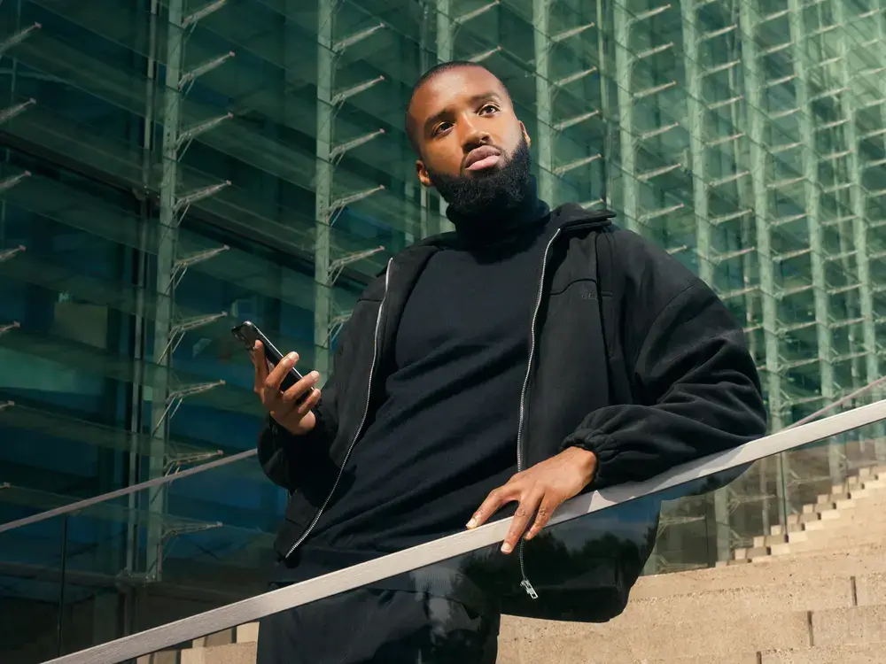 Google Ads Strategiegespräch auf der Treppe mit Smartphone