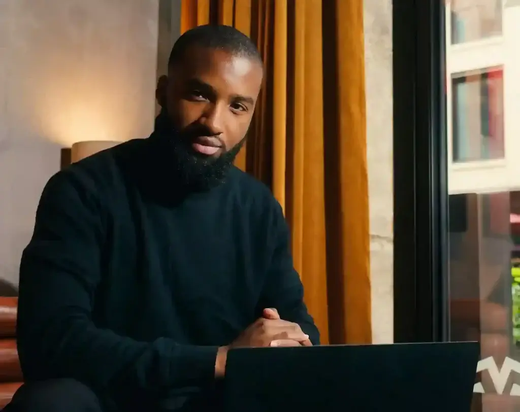 Google Ads Berater bei Skaleup im Strategiegespräch am Laptop Mobile Ansicht